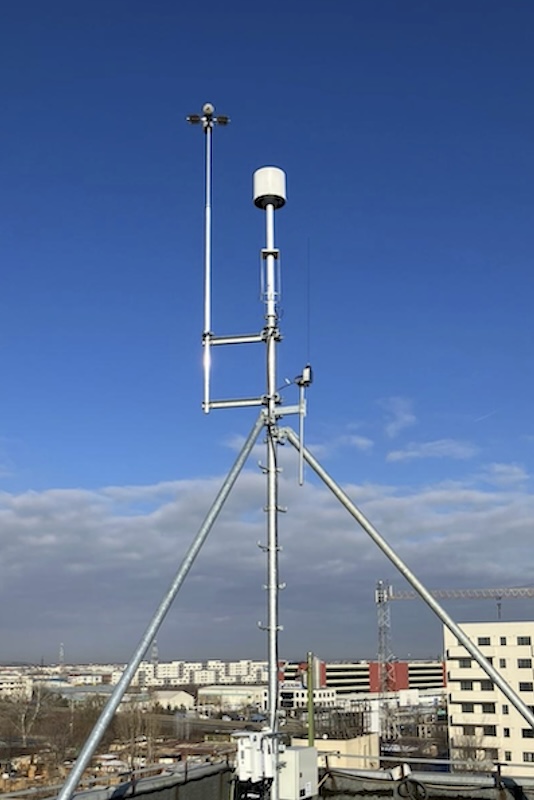 Fixed spectrum radio monitoring station